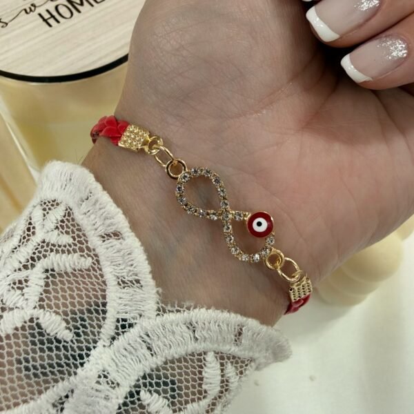 pulsera dorada modelo infinito