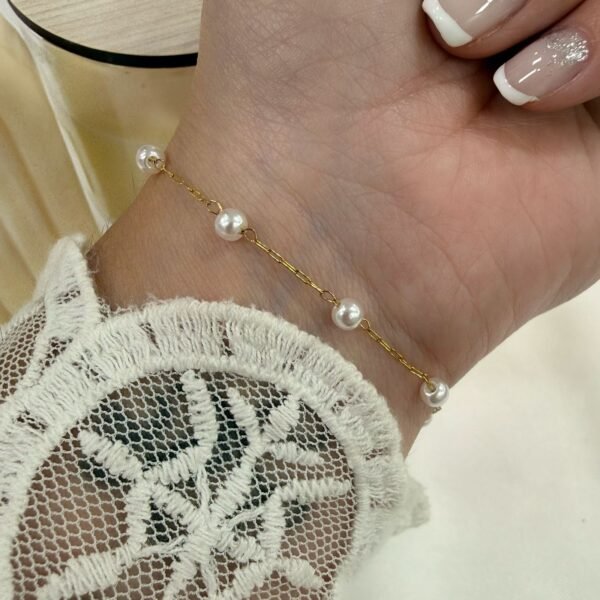 a pulsera a dorada 1 con perlitas blancas