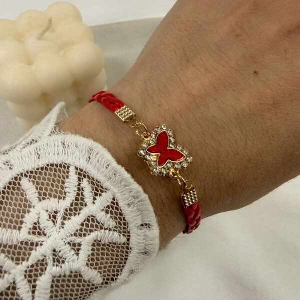 pulsera dorada modelo mariposa