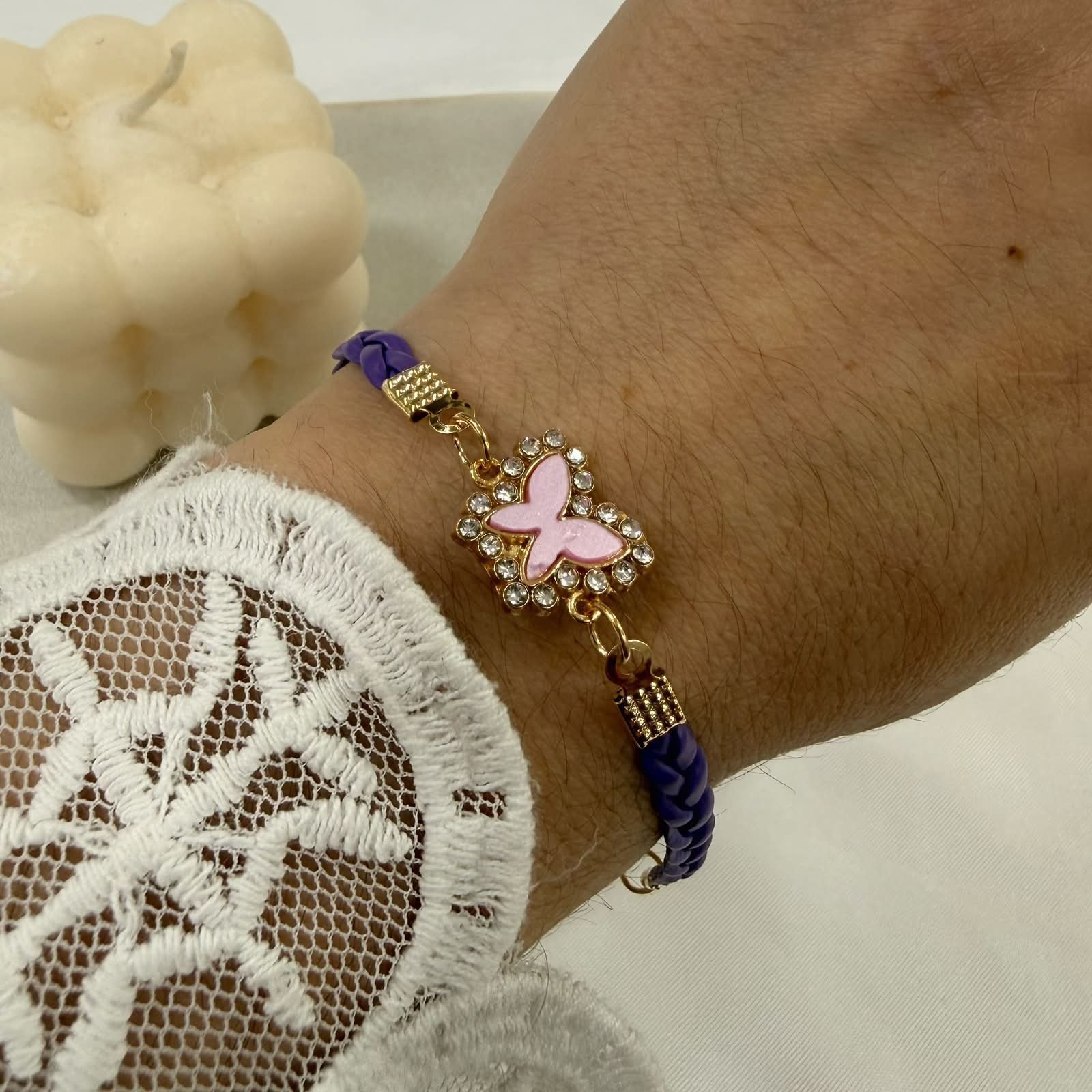 pulsera dorada modelo mariposa - Image 5