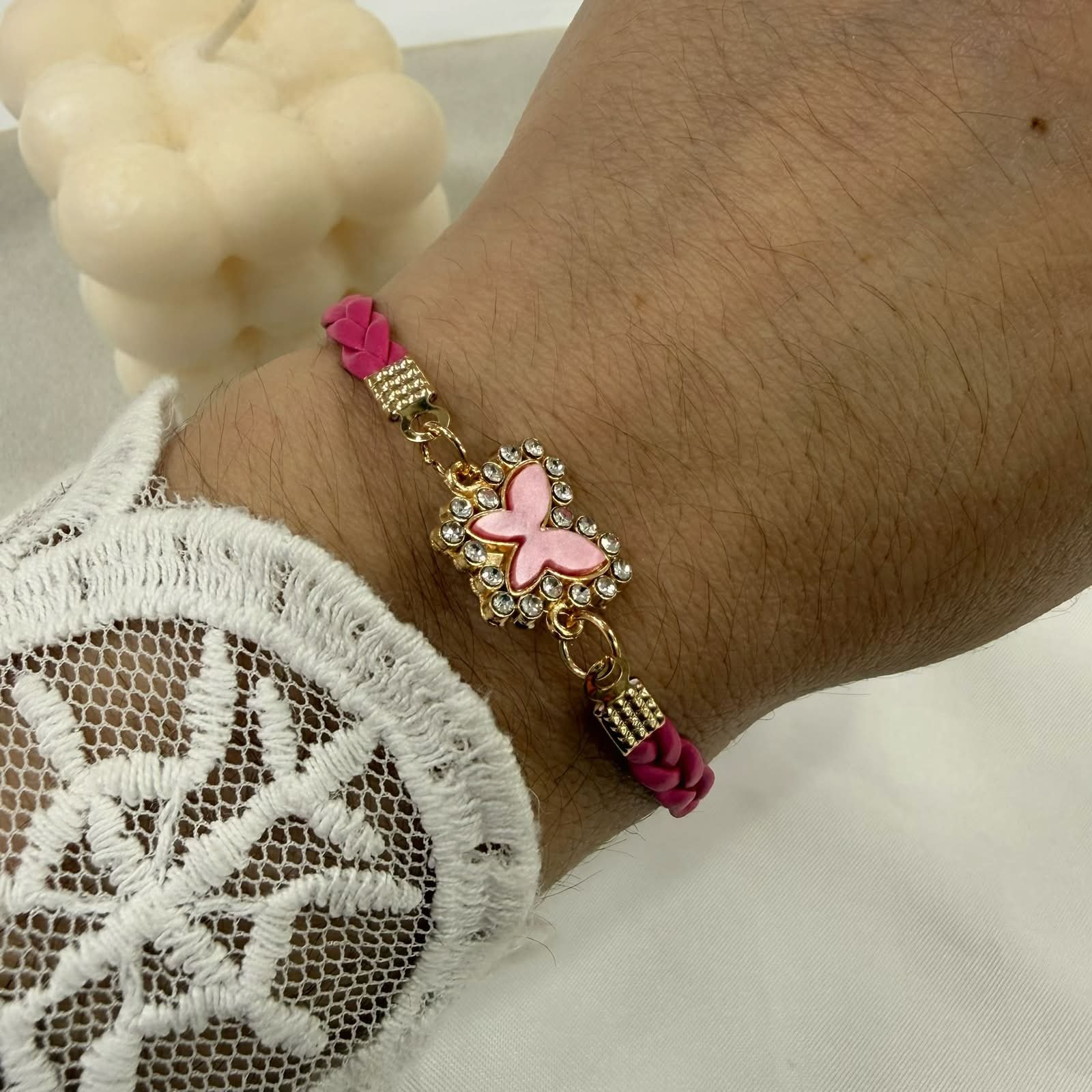 pulsera dorada modelo mariposa - Image 4