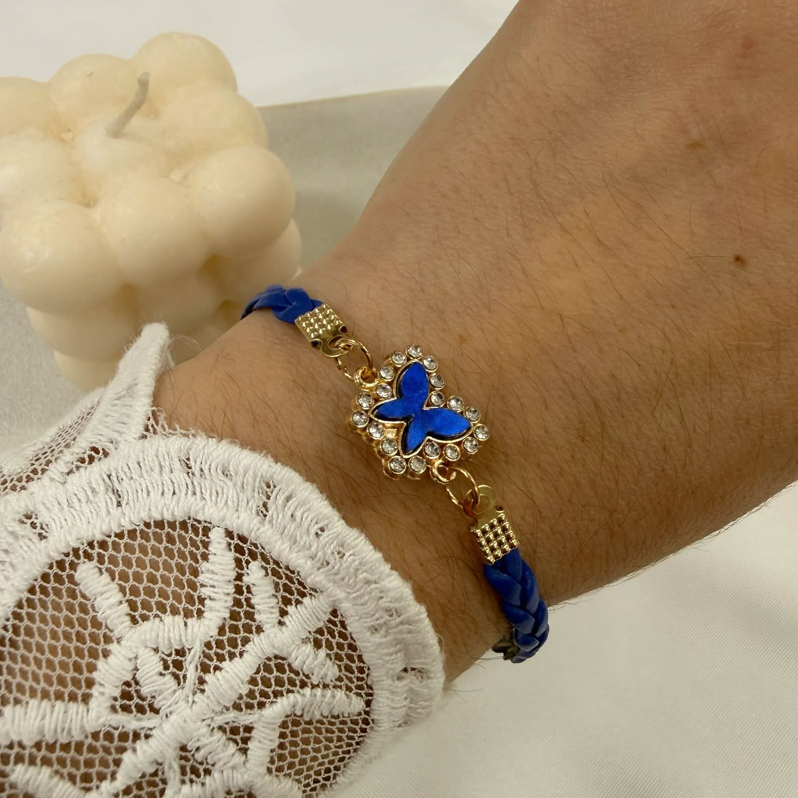 pulsera dorada modelo mariposa - Image 3