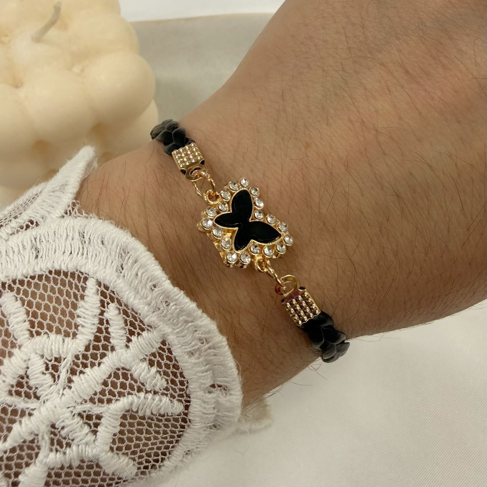 pulsera dorada modelo mariposa - Image 2