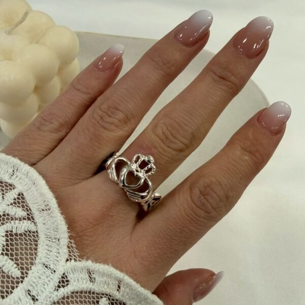 a anillo abud C claddagh