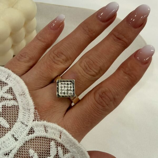 a anillo abud Q