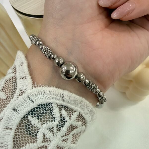 a Pulsera hindu bolitas a.q