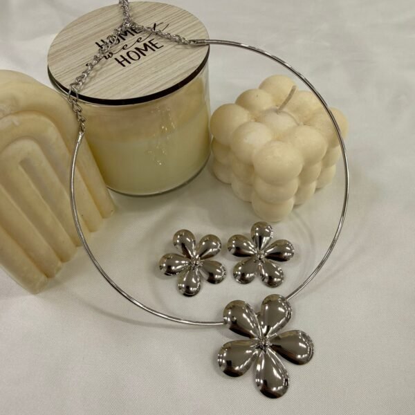 conjunto plateado con aros modelo flor