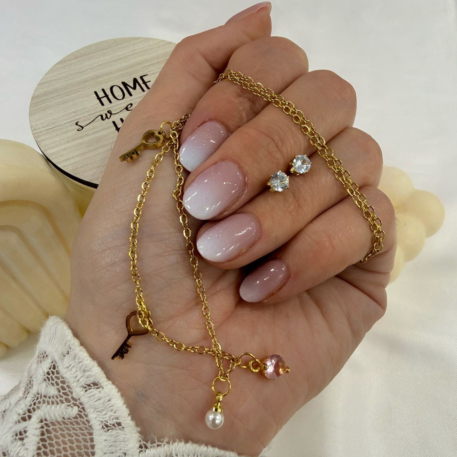 conjunto con dije key cubic y aros dorado