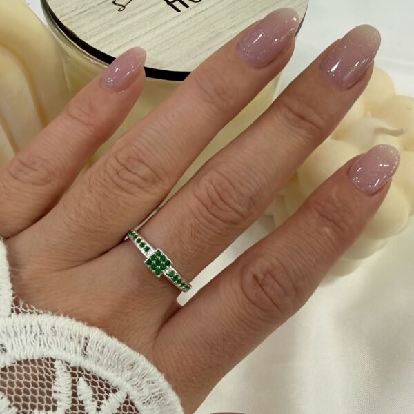 a Anillo AF microzirconia J verde esmeralda