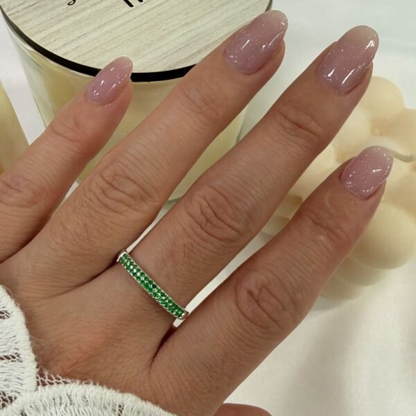 a Anillo AF microzirconia A verde esmeralda