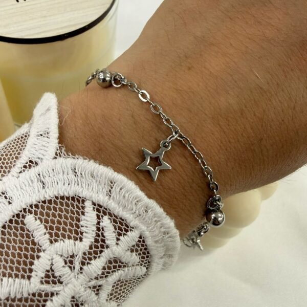 Alternative view of pulsera niña con dijes varios