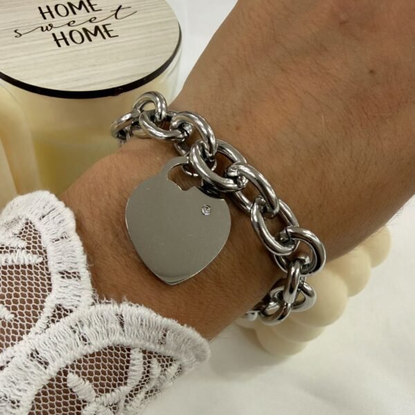 pulsera gruesa con dije corazon