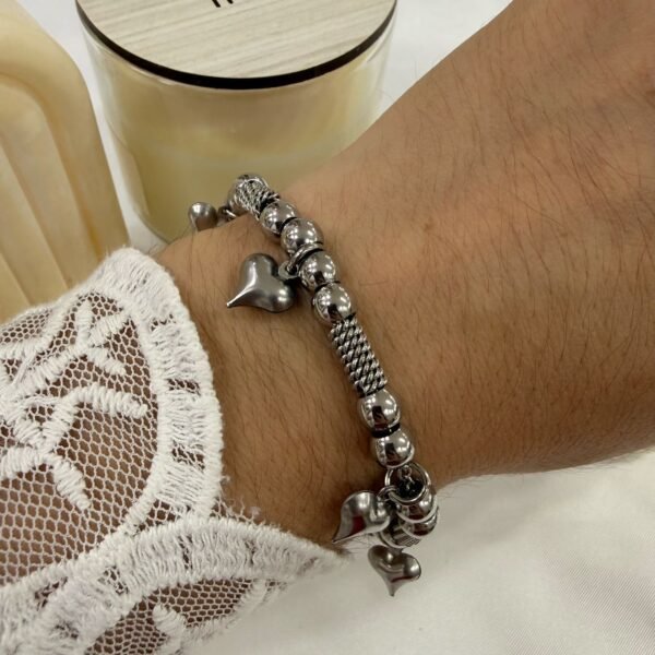 a Pulsera hindu bolitas y dije corazon a.q