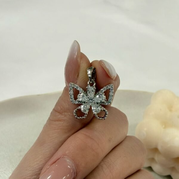 a dije a mariposa con piedras micropave a.q