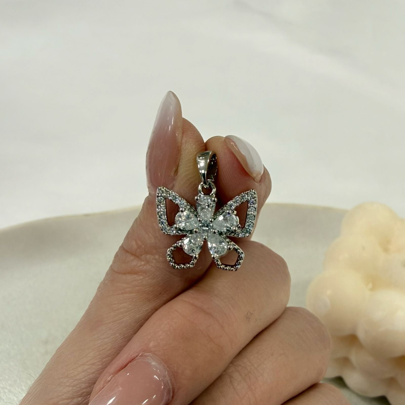 a dije a mariposa con piedras micropave a.q
