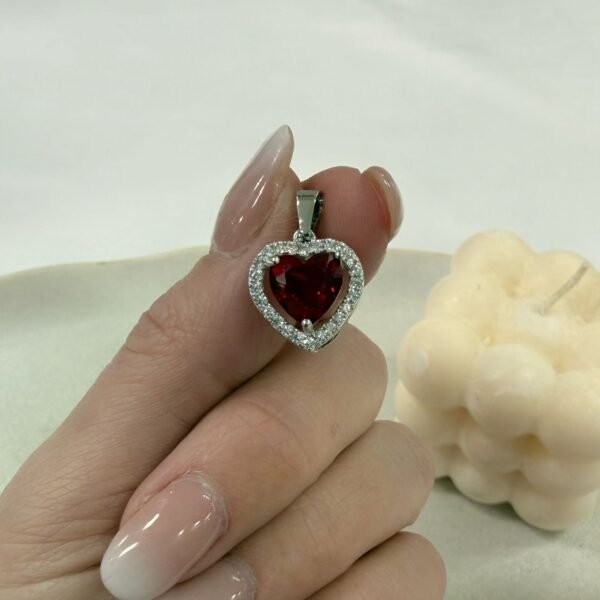 Alternative view of a dije a corazon cubic clasico a.q