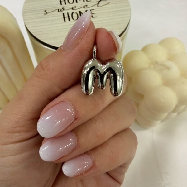 a dije a inicial M a.q