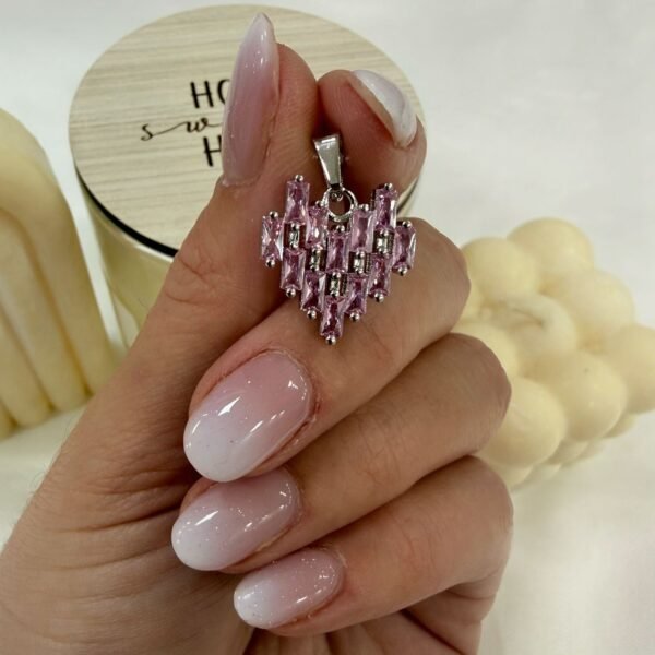 a dije a corazon cubics baguette rosa a.q