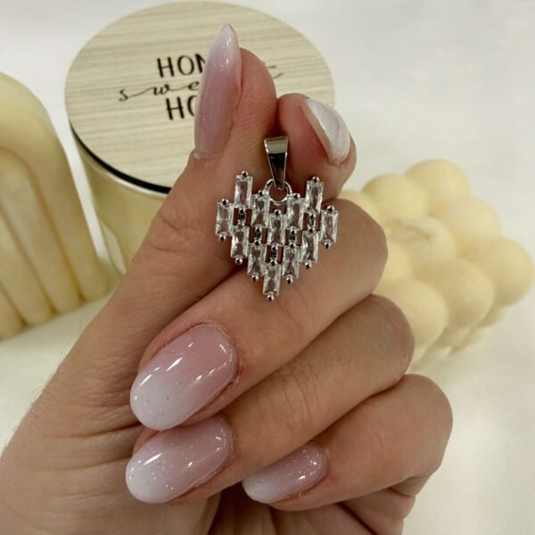 a dije a corazon cubics baguette blanco a.q