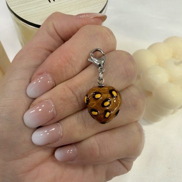 a dije a charm corazon print