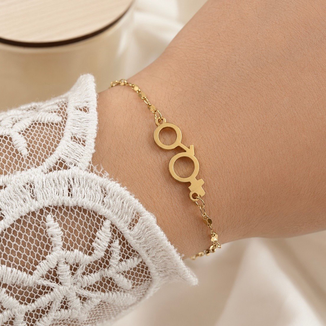 pulseras doradas mod Z 4 (Union simbolo hombre y mujer)