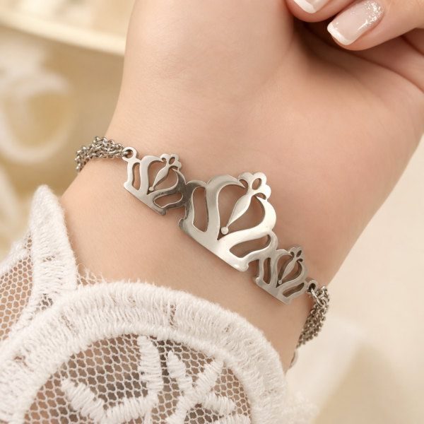 a Pulsera corona con bolitas