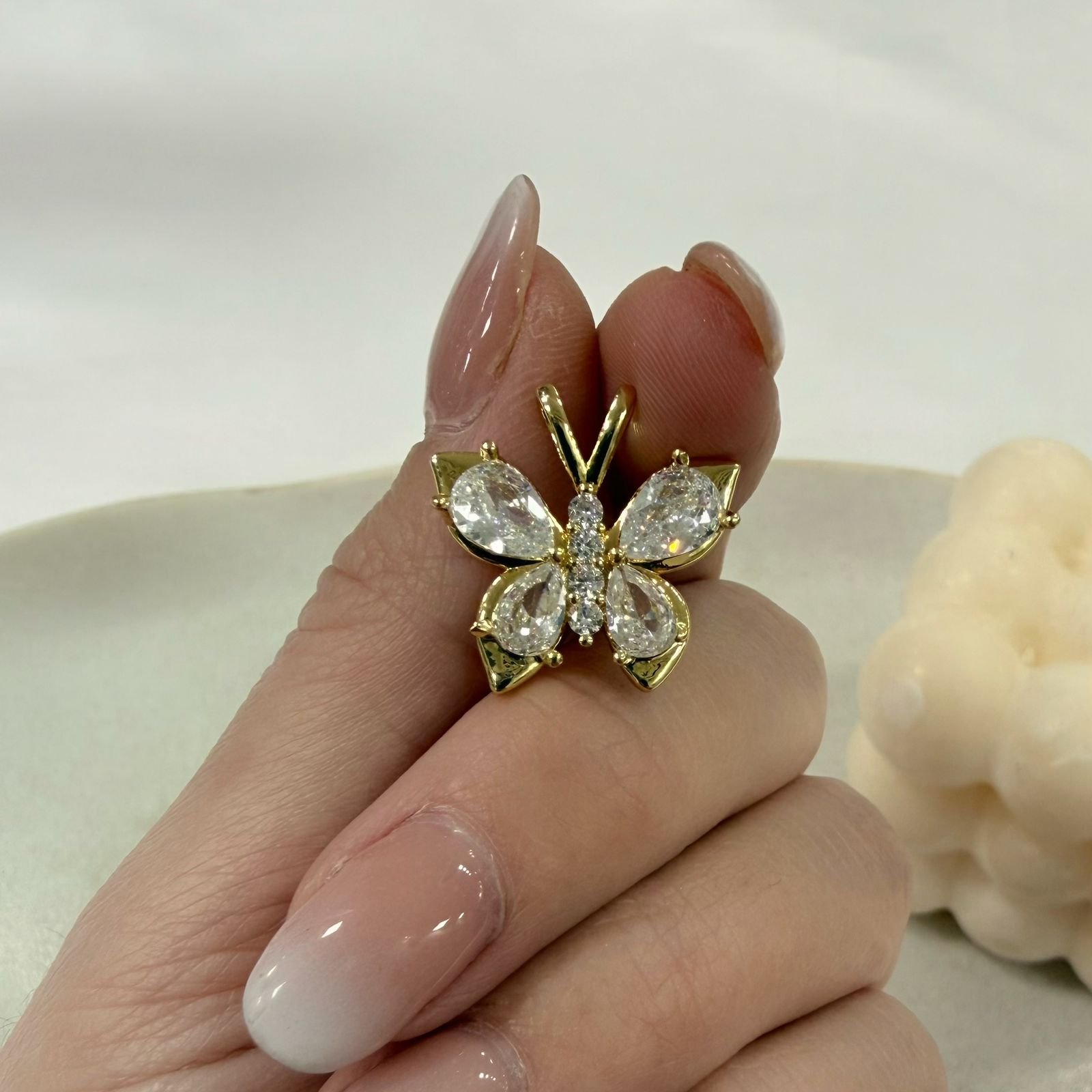 dije mariposa blanco dorado