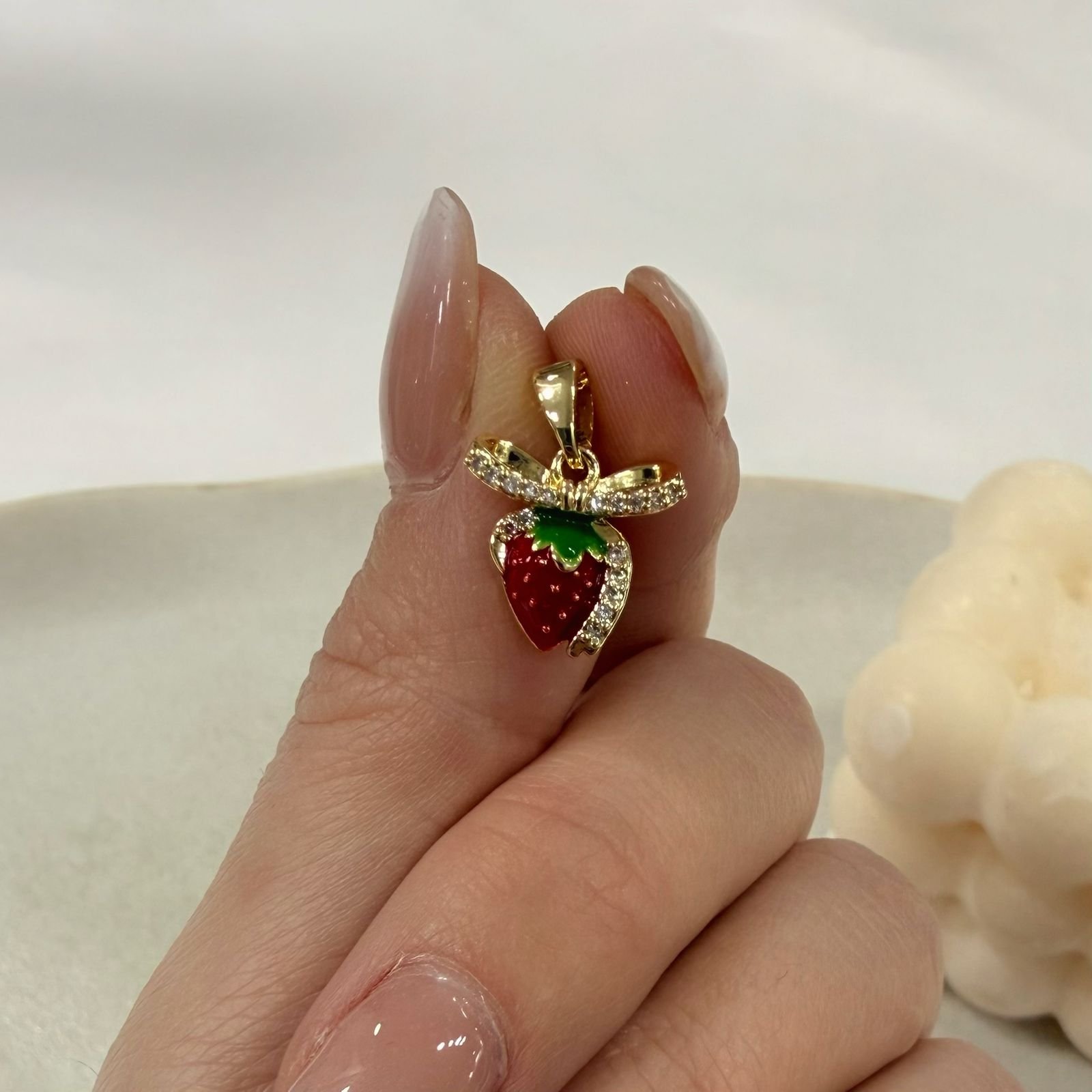 dije frutillita dorado