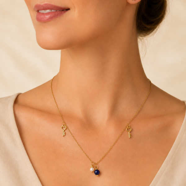 conjunto con dije key cubic y aros dorado