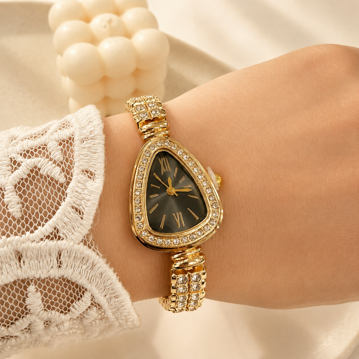 Reloj 6 negro pulsera dorada