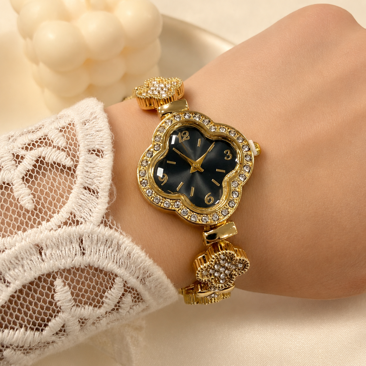 Reloj 1 negro pulsera dorada