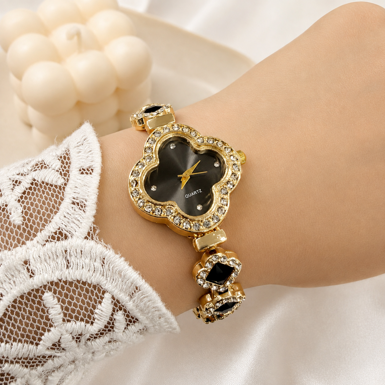 Reloj 4 negro pulsera dorada