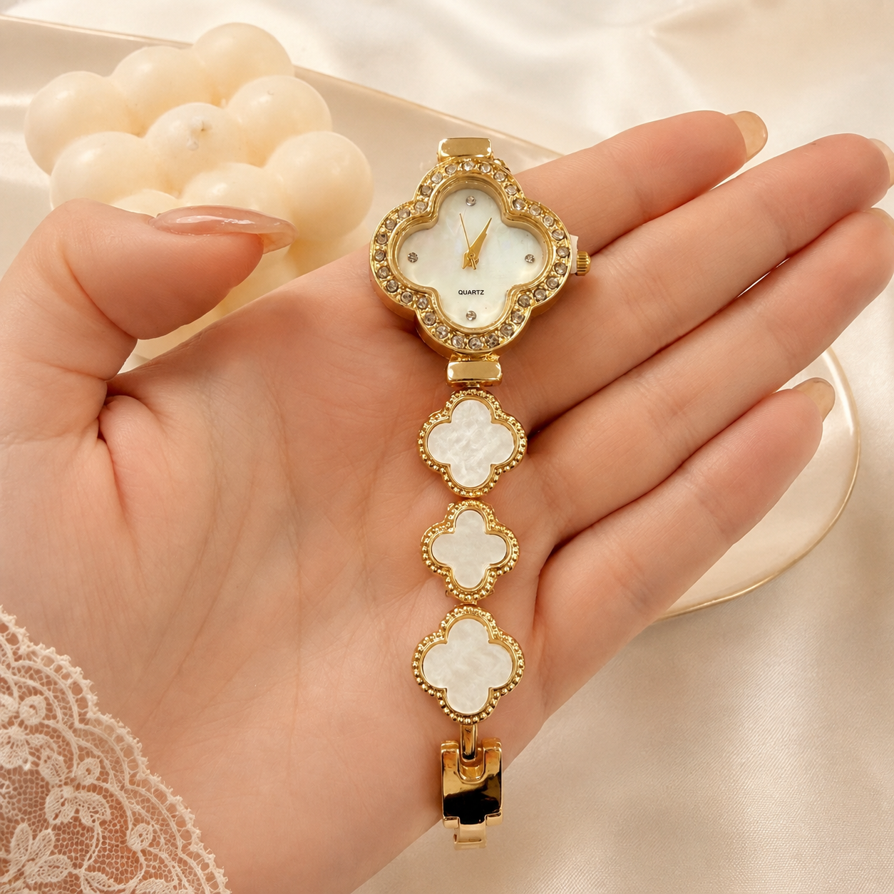 Reloj 2 blanco pulsera dorada - Image 2