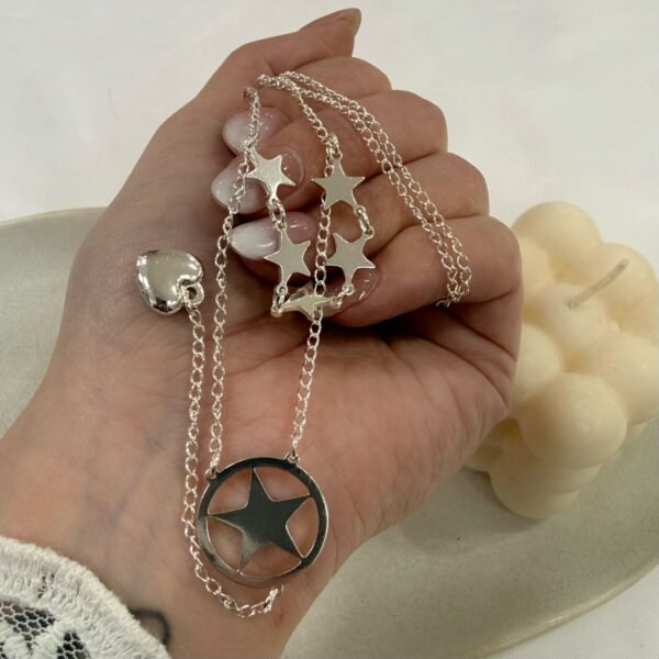 a conjunto corbatero con estrellas a.b
