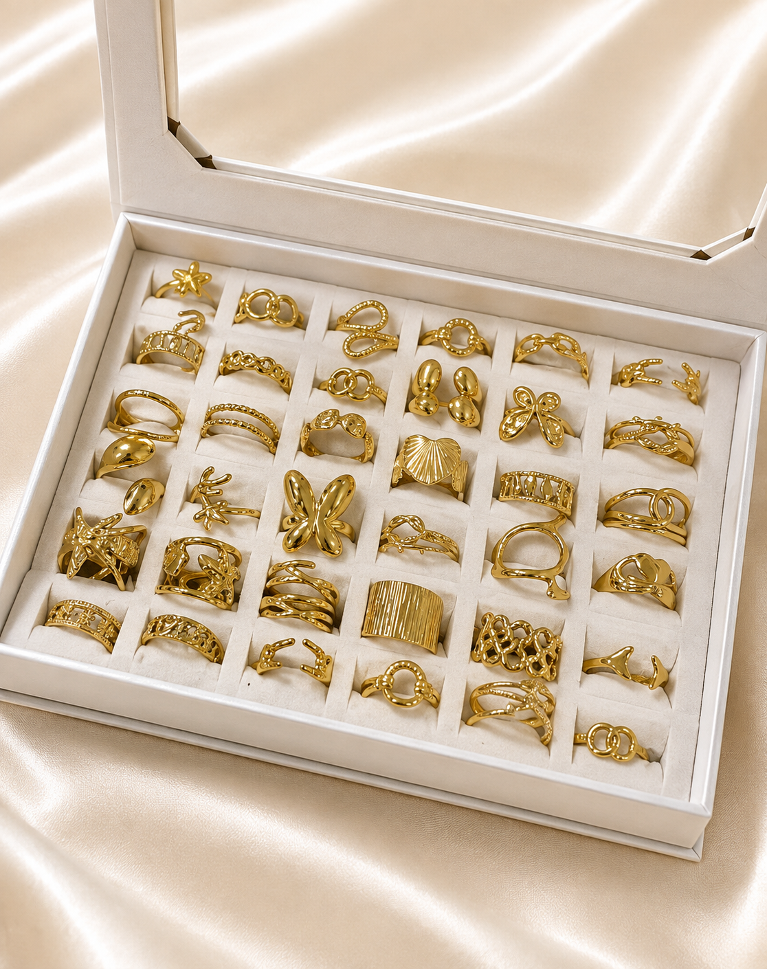 a caja x 36 anillos dorados REGULABLES Mod 1 con exhibidor de regalo.