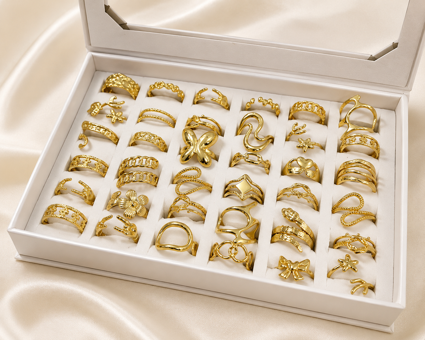 a caja x 36 anillos dorados REGULABLES Mod 2 con exhibidor de regalo.